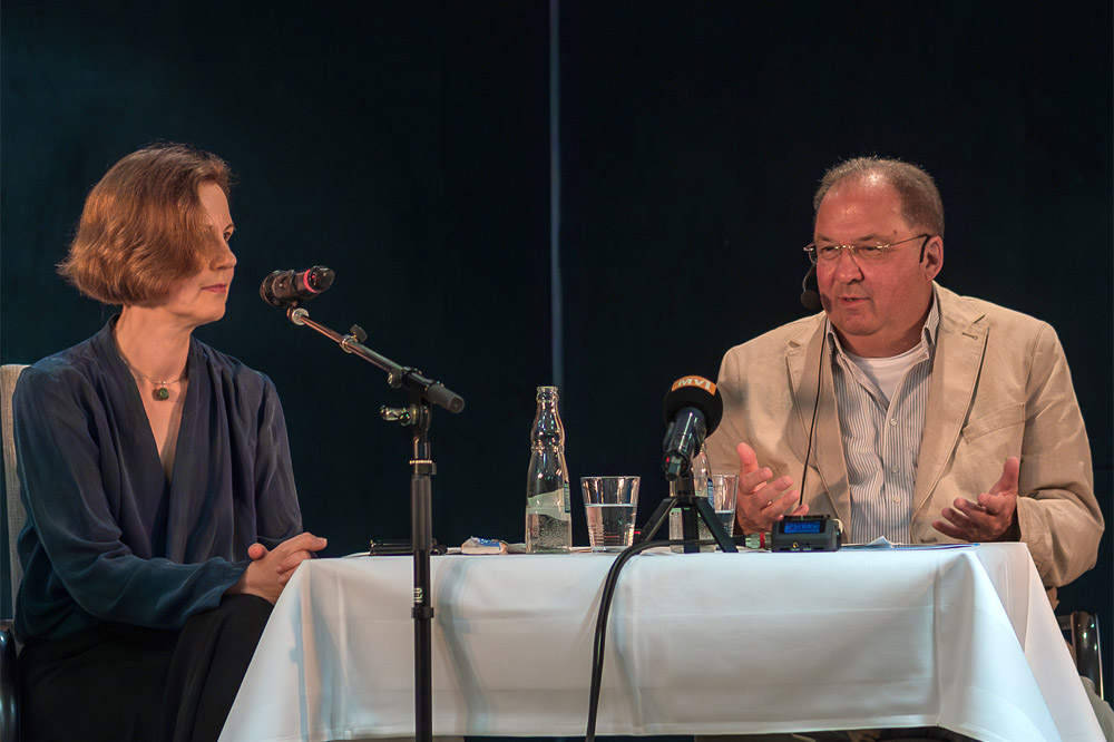 Vera Schneider und Reiner Stach im Juni 2023 in Graal Müritz im Gespräch. Foto: © Tourismus- und Kur-GmbH Graal-Müritz