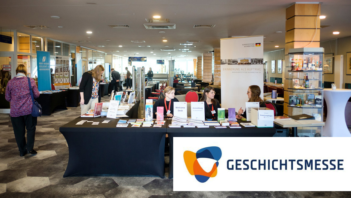 Der Willkommensstand der Bundesstiftung Aufarbeitung auf der Geschichtsmesse 2023 im Ringberg Hotel Suhl Foto: © Bundesstiftung Aufarbeitung | Dong-Ha Choe Der Willkommensstand der Bundesstiftung Aufarbeitung auf der Geschichtsmesse 2023 im Ringberg Hotel Suhl Foto: © Bundesstiftung Aufarbeitung | Dong-Ha Choe
