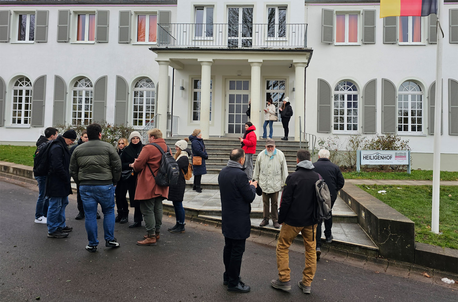 Das Bild zeigt eine Gruppe von Studenten, die sich im November 2025 vor dem Heiligenhof zu einer landeskundlichen Stadtführung sammelt. Foto: © Deutsches Kulturforum östliches Europa, 2026 • Vera Schneider