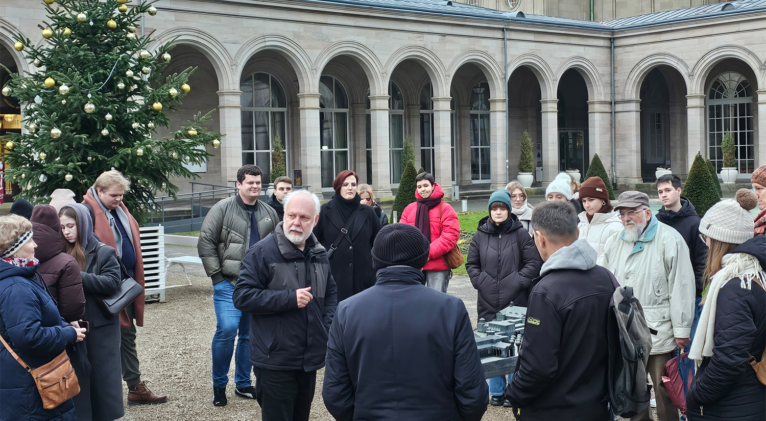 Vorweihnachtliche Stimmung im Stadtzentrum von Bad Kissingen, das seit 2021 Teil des UNESCO-Weltkulturerbes »The Great Spa Towns of Europe« ist. Foto: © Deutsches Kulturforum östliches Europa, 2025 • Vera Schneider