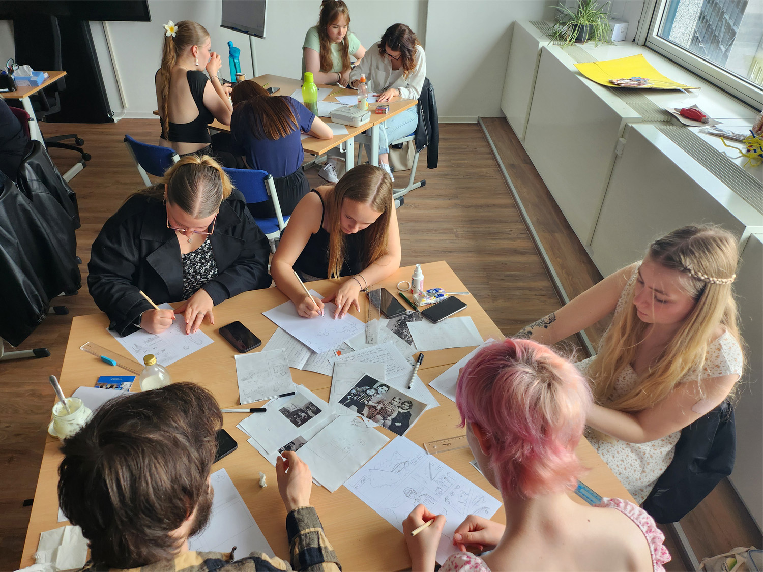 Die Chemnitzer Schülerinnen und Schüler konzentriert bei der Arbeit an ihren Comics. Foto: © Deutsches Kulturforum östliches Europa, 2025