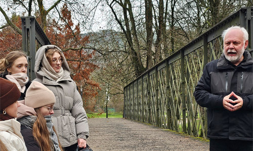 Studienleiter Gustav Binder erläutert an der Saalebrücke die jahrhundertelange Salzgewinnungstradition von Bad Kissingen. Foto: © Deutsches Kulturforum östliches Europa, 2025 | Vera Schneider