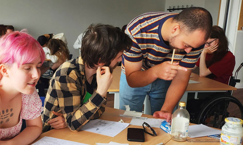 Der tschechische Comic-Künstler Matěj Kolář und Chemnitzer Schüler während des Workshops