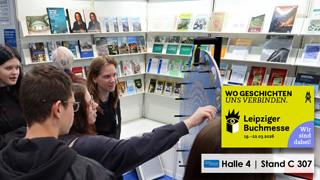 Auf der Leipziger Buchmesse im vergangenen Jahr: Junge Messebesucher an unserem beliebten Regionen-Glücksrad. Foto: © Deutsches Kulturforum östliches Europa, 2025