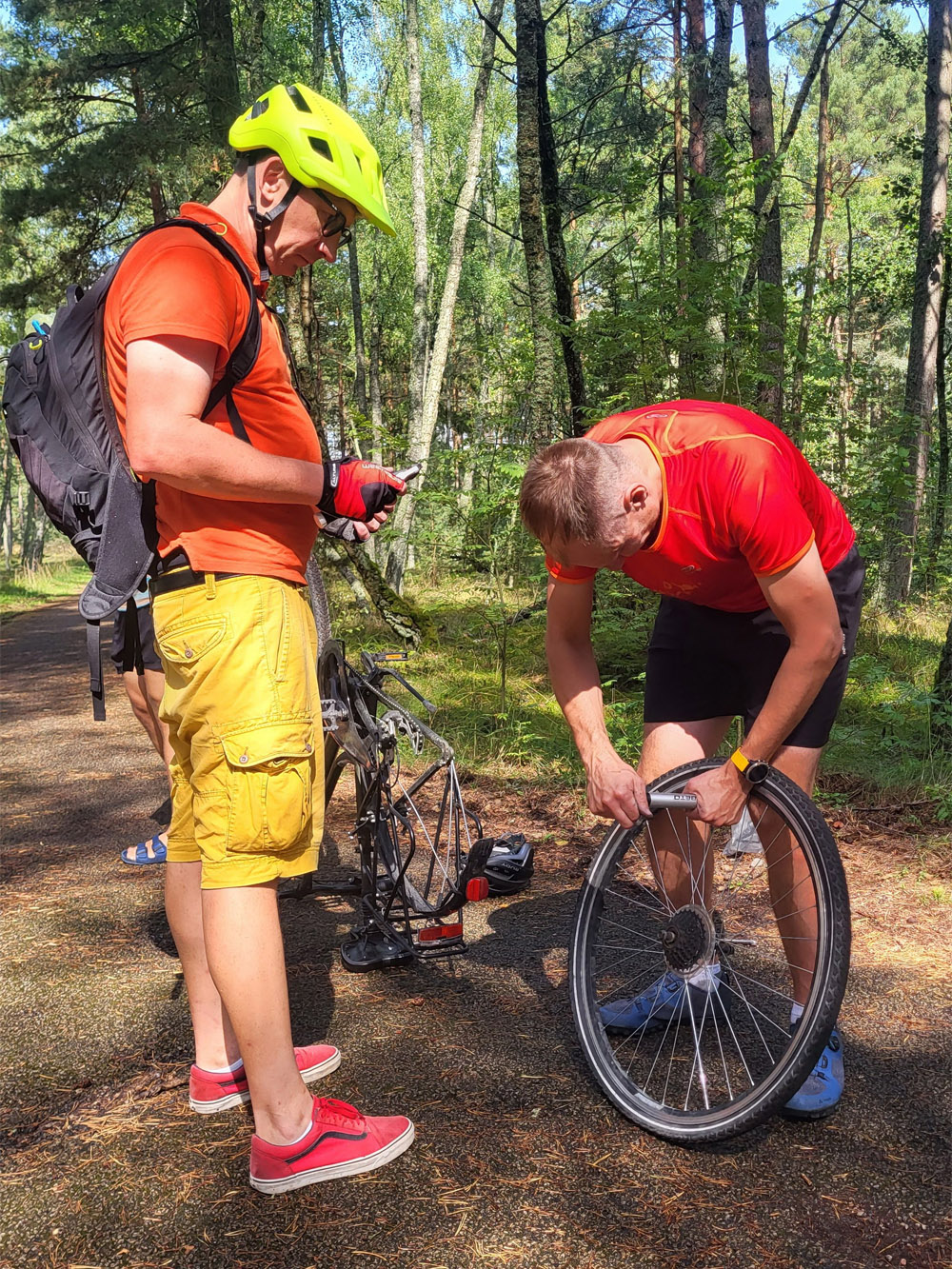 Kleinere Pannen bleiben bei einer Radtour nicht aus, aber keine Sorge: Unser Mitarbeiter und Reiseleiter Markus Nowak (rechts) steht bei anstehenden Reparaturen mit Rat und Tat zur Seite. Foto von der Tour 2023, © DKF