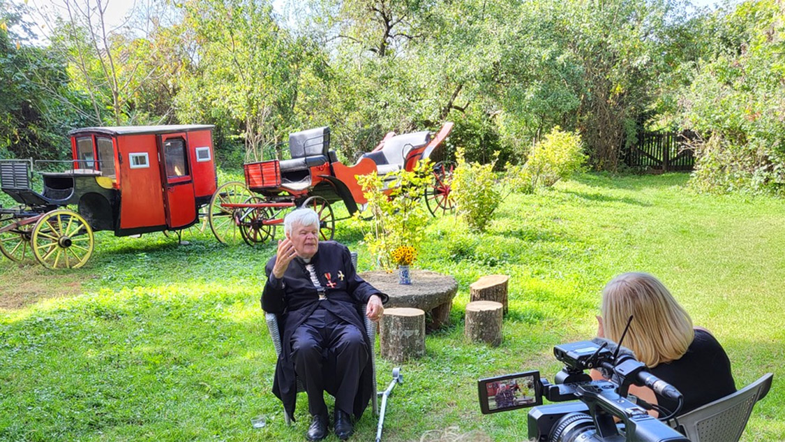 Eginald Schlatter und Christel Ungar bei den Dreharbeiten Foto: © Deutsche Sendung »Akzente« des rumänischen Fernsehens TVR 1