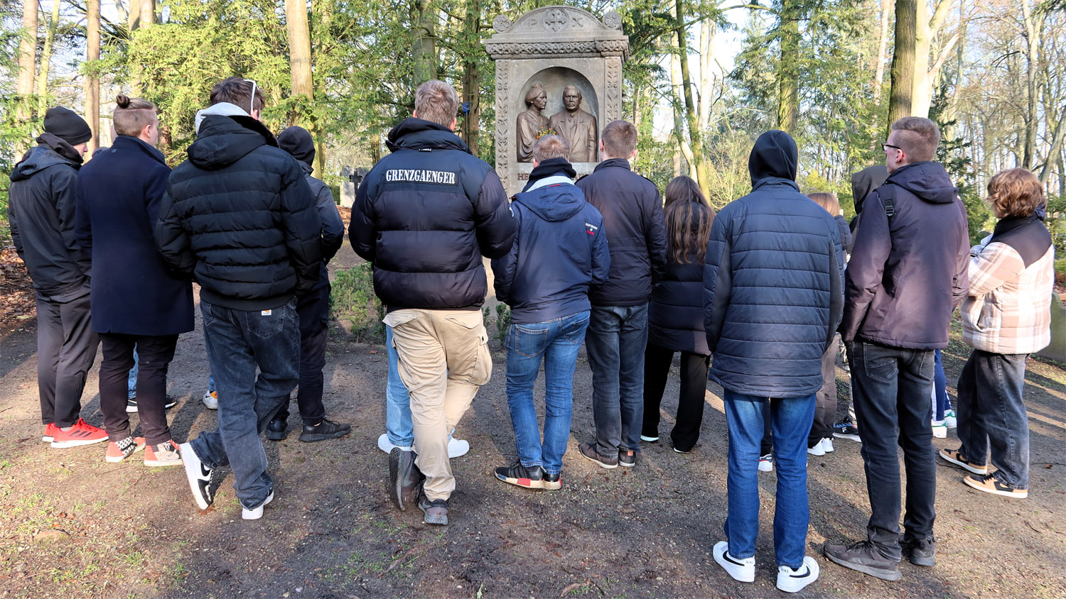 Schulprojekt Schönberg-Stettin: Die Schönberger Klasse am Grab von Hermann und Johanna Haken Schulprojekt Schönberg-Stettin: Die Schönberger Klasse am Grab von Hermann und Johanna Haken