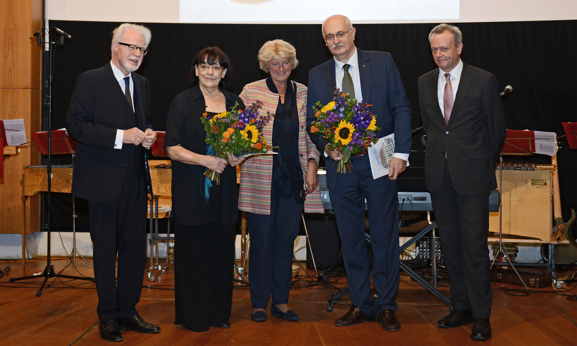 Die Georg Dehio-Kulturpreisträger 2019 heißen Dr. Maciej Łagiewski (2. v. r.) und Ingeborg Acker (2. v. l.) und das Kinder- und Jugendensemble »Canzonetta«. Staatsministerin Prof. Monika Grütters (Mitte) überreichte die Preise. Ganz links Winfried Smaczny, Vorstandsvorsitzender, und ganz rechts Harald Roth, Direktor, als Vertreter des Deutschen Kulturforums östliches Europa. | Foto: © Deutsches Kulturforum östliches Europa • Fotografin: Anke Illing Die Georg Dehio-Kulturpreisträger 2019 heißen Dr. Maciej Łagiewski (2. v. r.) und Ingeborg Acker (2. v. l.) und das Kinder- und Jugendensemble »Canzonetta«. Staatsministerin Prof. Monika Grütters (Mitte) überreichte die Preise. Ganz links Winfried Smaczny, Vorstandsvorsitzender, und ganz rechts Harald Roth, Direktor, als Vertreter des Deutschen Kulturforums östliches Europa.
