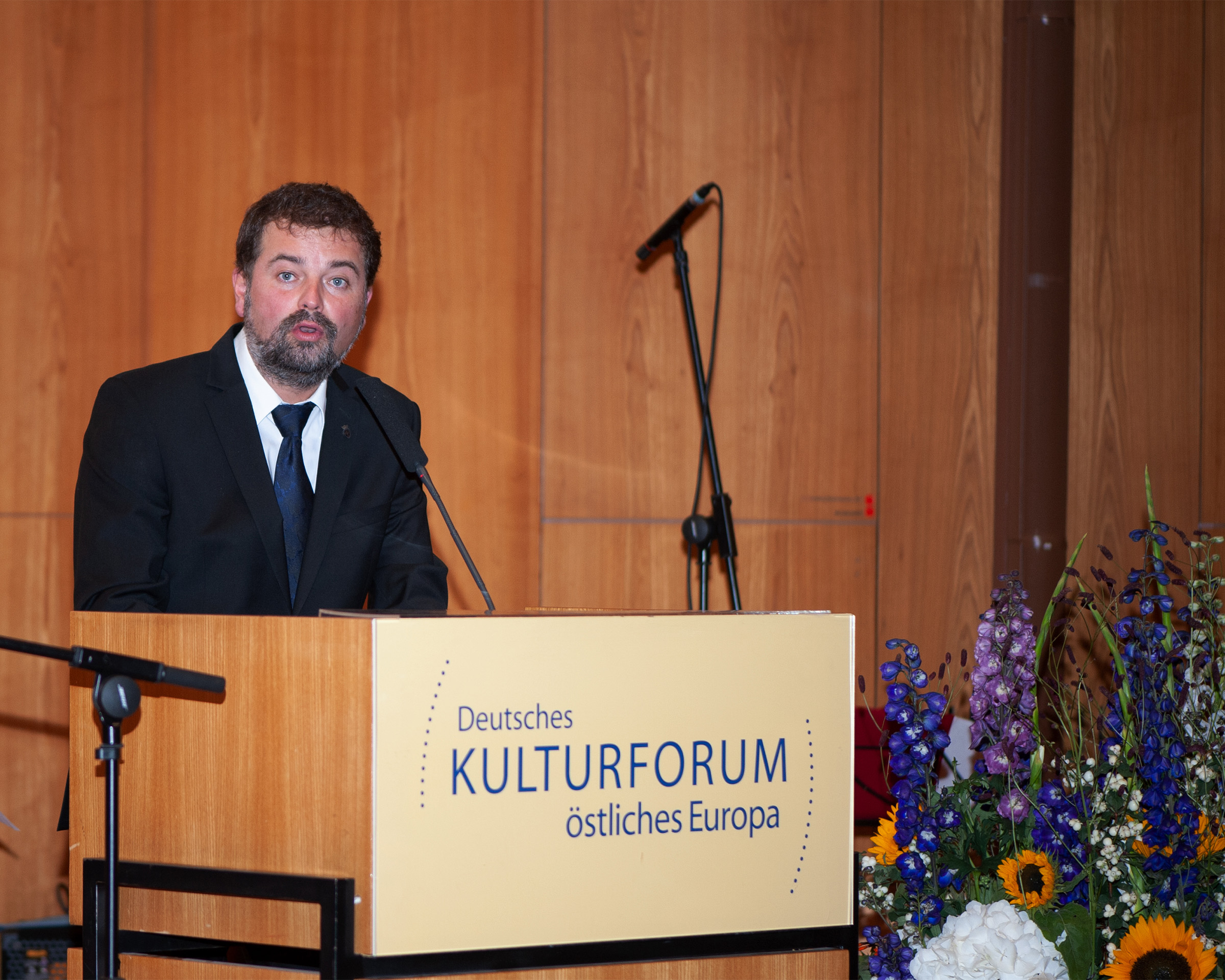 Thomas Şindilariu vom Archiv der Honterusgemeinde, Evangelische Kirche A. B. Kronstadt/Brasov, hielt die Laudatio auf »Canzonetta«. | Foto: © Deutsches Kulturforum östliches Europa • Fotografin: Anke Illing Thomas Şindilariu vom Archiv der Honterusgemeinde, Evangelische Kirche A. B. Kronstadt/Brasov, hielt die Laudatio auf »Canzonetta«.