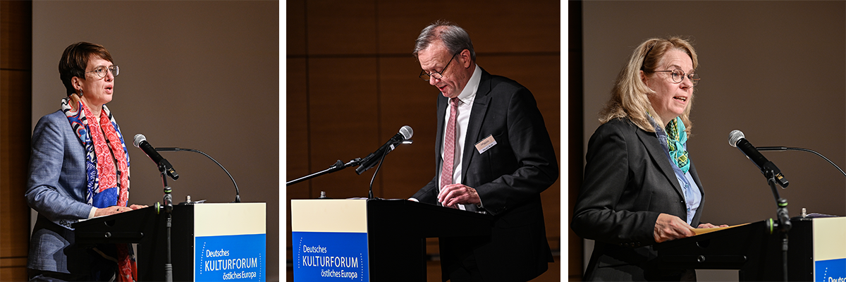 Begrüßten die Gäste und wiesen dabei auch auf die besonderen Umstände einer solchen Feier in der nach wie anhaltenden Covid 19-Pandemie hin: (von links) Dr. Gundula Bavendamm, Direktorin des Dokumentationszentrums Flucht, Vertreibung, Versöhnung, Dr. Harald Roth, Direktor des Deutschen Kulturforums östliches Europa, und Maria Bering, Ministerialdirektorin und Leiterin der Gruppe »Geschichte, Erinnerung« bei der Beauftragten der Bundesregierung für Kultur und Medien | Fotos: © Deutsches Kulturforum östliches Europa, 2021 • Anke Illing Begrüßten die Gäste und wiesen dabei auch auf die besonderen Umstände einer solchen Feier in der nach wie anhaltenden Covid 19-Pandemie hin: Dr. Gundula Bavendamm, Direktorin des Dokumentationszentrums Flucht, Vertreibung, Versöhnung, Dr. Harald Roth, Direktor des Deutschen Kulturforums östliches Europa, und Maria Bering, Ministerialdirektorin und Leiterin der Gruppe »Geschichte, Erinnerung« bei der Beauftragten der Bundesregierung für Kultur und Medien. Fotos: © Deutsches Kulturforum östliches Europa, 2021 • Anke Illing