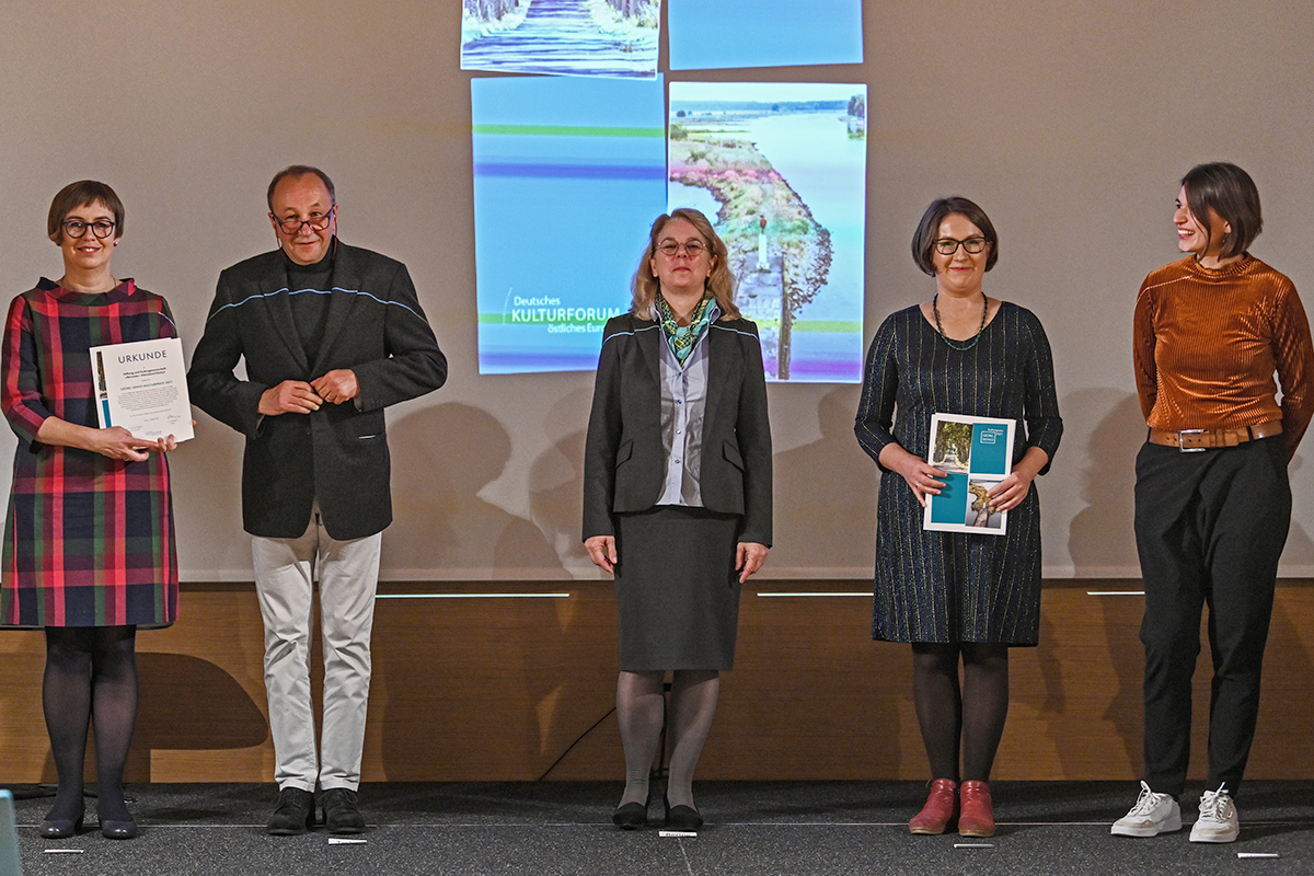 Nahmen die Auszeichnung für ihre Institutionen entgegen: links Kornelia Kurowska und Robert Traba für die Stiftung und Kulturgemeinschaft Borussia und rechts Dr.Magdalena Abraham-Diefenbach und Antje Wilke für das Institut für angewandte Geschichte. Die Preise überreichte Maria Bering (Mitte). Foto: © Deutsches Kulturforum östliches Europa, 2021 • Anke Illing Nahmen die Auszeichnung für ihre Institutionen entgegen: links Kornelia Kurowska und Robert Traba für die Stiftung und Kulturgemeinschaft Borussia und rechts Dr.Magdalena Abraham-Diefenbach und Antje Wilke für das Institut für angewandte Geschichte. Die Preise überreichte Maria Bering (Mitte). Foto: © Deutsches Kulturforum östliches Europa, 2021 • Anke Illing