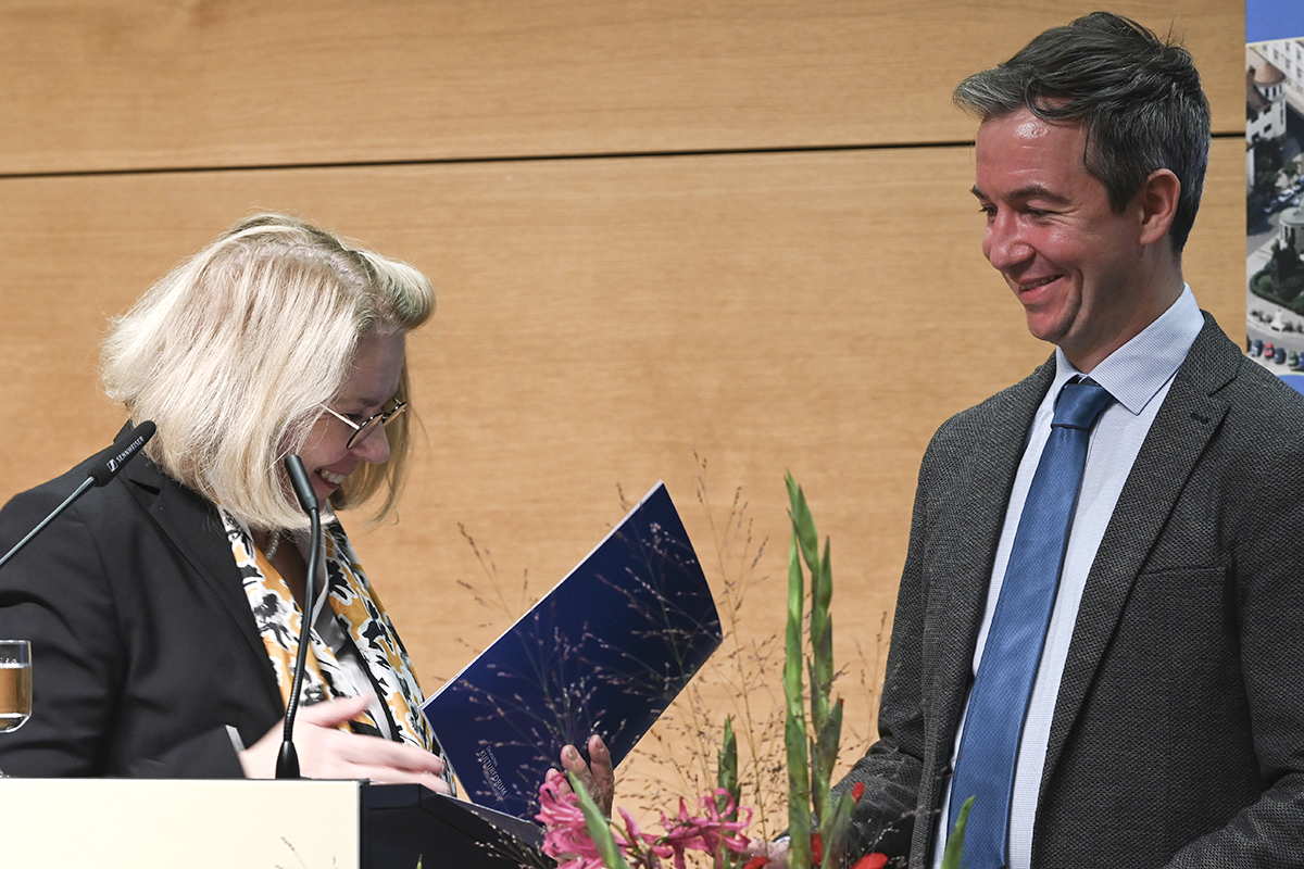 Maria Bering, Ministerialdirektorin und Leiterin der Gruppe »Geschichte, Erinnerung« bei der Beauftragten der Bundesregierung für Kultur und Medien, überreichte Vasco Kretschmann den Georg Dehio-Buchpreis 2022 (Förderpreis) für sein Buch Breslau museal. Deutsche und polnische Geschichtsausstellungen 1900 bis 2010. Foto: © Deutsches Kulturforum östliches Europa, 2022 • Fotografin: Anke Illing