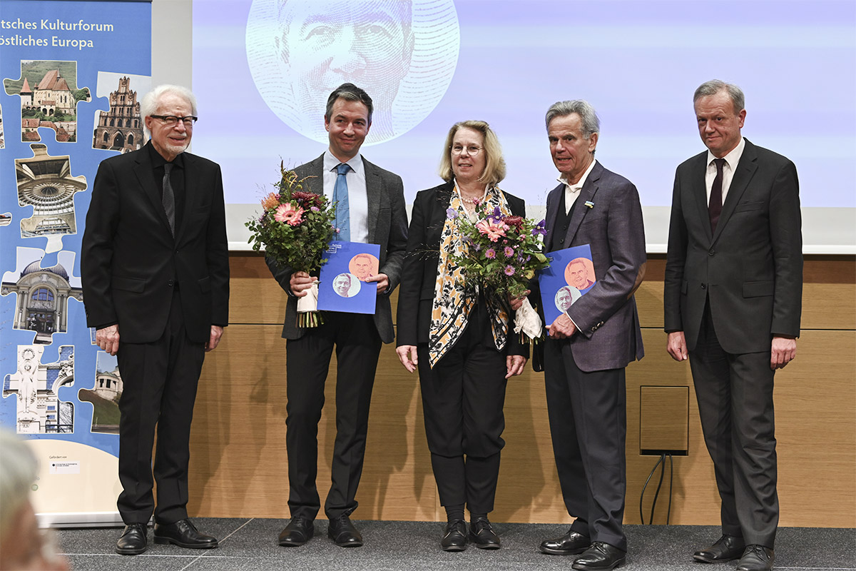 Der Moment der Preisverleihung an Michael Zeller (zweiter von rechts) und Vasco Kretschmann (zweiter von links). Die Preise überreichte Maria Bering, Ministerialdirektorin und Leiterin der Gruppe »Geschichte, Erinnerung« bei der Beauftragten der Bundesregierung für Kultur und Medien (mitte). Die Vertreter des Deutschen Kulturforums östliches Europa, Winfried Smaczny, Vorstandsvorsitzender (links) und Harald Roth, Direktor (rechts ), gratulierten als erste. Foto: © Deutsches Kulturforum östliches Europa, 2022 • Anke Illing