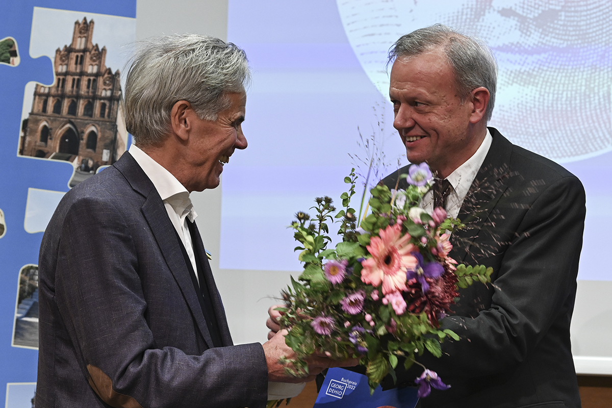 Michael Zeller (links) nahm den Georg Dehio-Buchpreis 2022 (Hauptpreis) für sein literarisches Gesamtwerk entgegen, beglückwünscht von Dr. Harald Roth, Direktor des Deutschen Kulturforums | Foto: © Deutsches Kulturforum östliches Europa, 2022 • Fotografin: Anke Illing