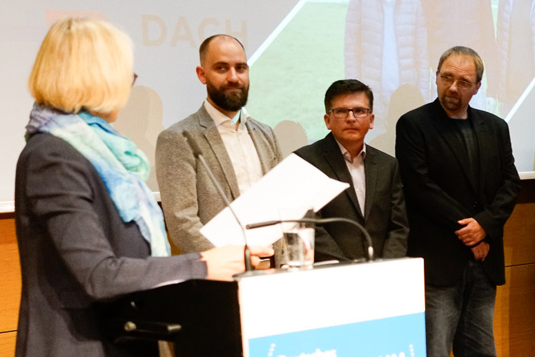 Christiane Hoffmann, Erste Stellvertretende Sprecherin der Bundesregierung, überreichte den drei Autoren Ondřej Kavan, Martin Vaško und Dr. Thomas Oellermann den Georg Dehio-Kulturpreis 2023 (Förderpreis) für ihren Film DFC: legenda se vrací / Die Legende kehrt zurück. Foto: © Deutsches Kulturforum östliches Europa, 2023 • Fotograf: Georg Franke Christiane Hoffmann, Erste Stellvertretende Sprecherin der Bundesregierung, überreichte den drei Autoren Ondřej Kavan, Martin Vaško und Dr. Thomas Oellermann den Georg Dehio-Kulturpreis 2023 (Förderpreis) für ihren Film DFC: legenda se vrací / Die Legende kehrt zurück. Foto: © Deutsches Kulturforum östliches Europa, 2023 • Fotograf: Georg Franke