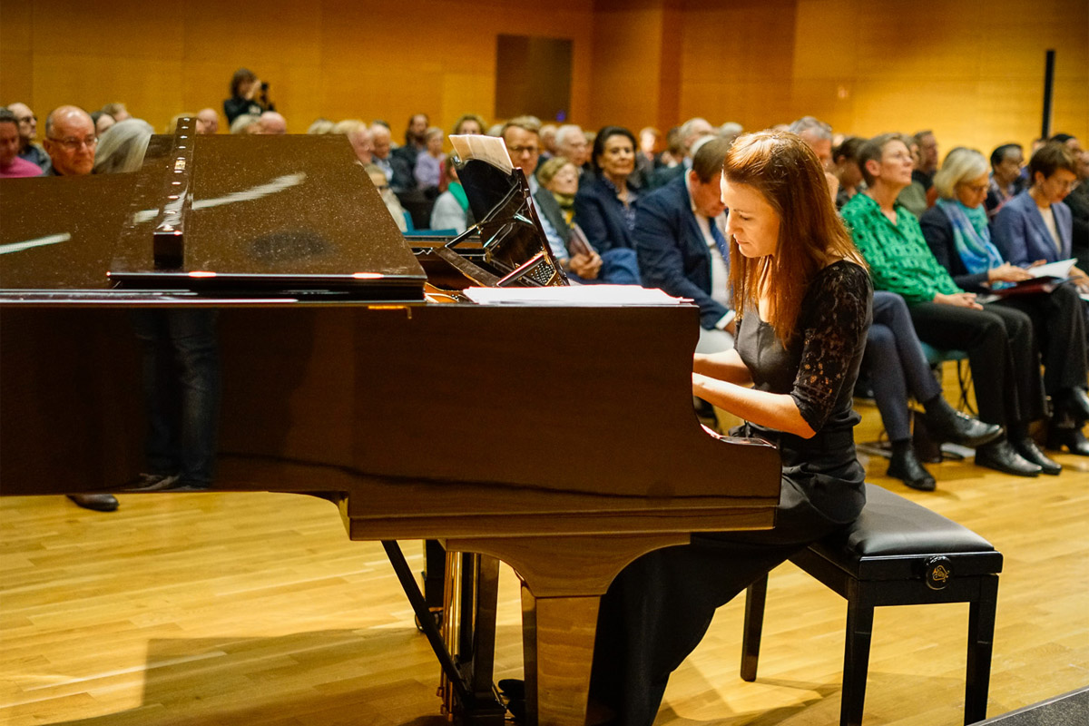 Wie bereits in den vergangenen Jahren begeisterte die Pianistin Maja Matijanec mit ihrem virtuosen Spiel auch 2023 das Publikum und sorgte mit Klavierstücken von Serhii Bortkewytsch und Bedřich Smetana für einen würdigen musikalischen Rahmen. Foto: © Deutsches Kulturforum östliches Europa, 2023 • Fotograf: Georg Franke Wie bereits in den vergangenen Jahren begeisterte die Pianistin Maja Matijanec mit ihrem virtuosen Spiel auch 2023 das Publikum und sorgte mit Klavierstücken von Serhii Bortkewytsch und Bedřich Smetana für einen würdigen musikalischen Rahmen. Foto: © Deutsches Kulturforum östliches Europa, 2023 • Fotograf: Georg Franke