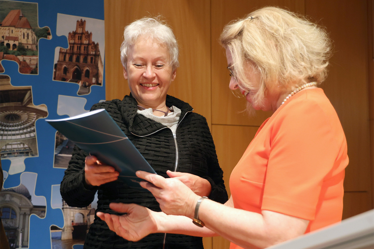 Ulrike Draesner (links) nahm den Georg Dehio-Buchpreis 2024 (Hauptpreis) für ihr literarisches Gesamtwerk entgegen, beglückwünscht von Maria Bering, Ministerialdirektorin und Leiterin der Gruppe »Geschichte, Erinnerung« bei der Beauftragten der Bundesregierung für Kultur und Medien | Foto: © Deutsches Kulturforum östliches Europa, 2024 • Markus Nowak Ulrike Draesner (links) nahm den Georg Dehio-Buchpreis 2024 (Hauptpreis) für ihr literarisches Gesamtwerk entgegen, beglückwünscht von Maria Bering, Ministerialdirektorin und Leiterin der Gruppe »Geschichte, Erinnerung« bei der Beauftragten der Bundesregierung für Kultur und Medien | Foto: © Deutsches Kulturforum östliches Europa, 2024 • Markus Nowak