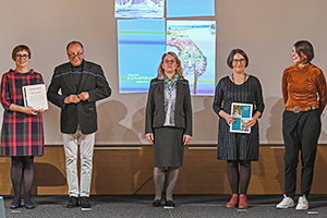 Kornelia Kurowska und Prof. Robert Traba für die Stiftung und Kulturgemeinschaft Borussia /links) und Dr. Magdalena Abraham-Diefenbach und Antje Wilke für das Institut für angewandte Geschichte (rechts). In der Mitte: Maria Bering, Ministerialdirektorin und Leiterin der Gruppe »Geschichte, Erinnerung« bei der Beauftragten der Bundesregierung für Kultur und Medien, überreichte die Preise. Foto: © Deutsches Kulturforum östliches Europa, 2021 • Fotografin: Anke Illing
