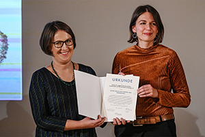 Für das Institut für angewandte Geschichte präsentieren Dr. Magdalena Abraham-Diefenbach und Antje Wilke die Urkunde des Georg Dehio-Kulturpreises 2021 (Förderpreis). Foto: © Deutsches Kulturforum östliches Europa, 2021 • Fotografin: Anke Illing