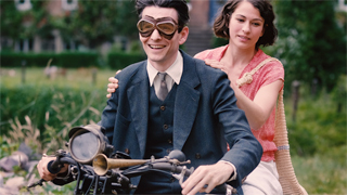  Szene aus »Die Herrlichkeit des Lebens« mit Sabin Tambrea und Henriette Confurius, D 2024 Filmstill: © Majestic Filmverleih (Ausschnitt)