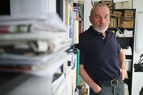 Georg Aescht in seinem Büro in Königswinter