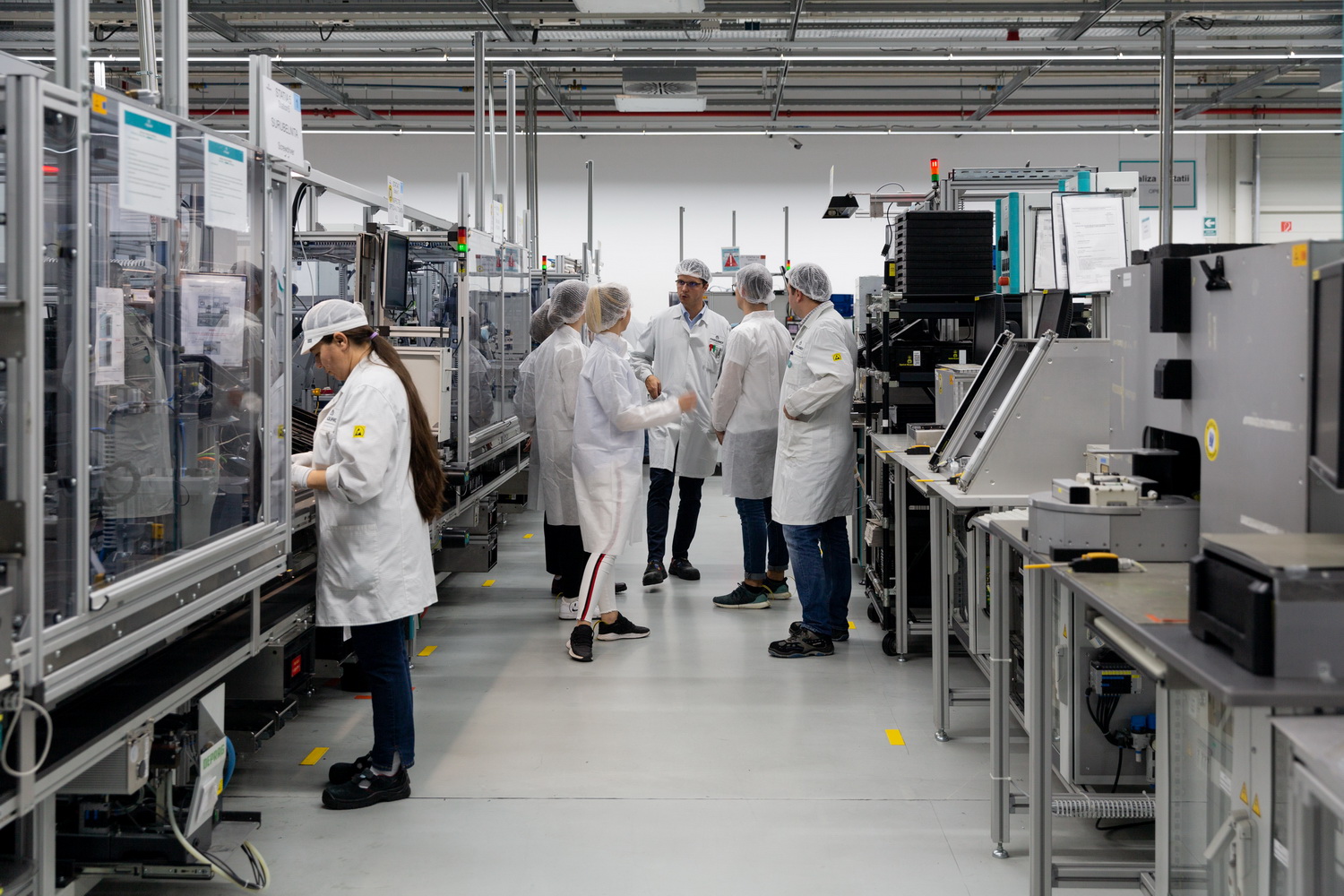 Ehemalige Schüler des Brukenthal-Gymnasiums finden oft eine Anstellung in der Wirtschaft, wie hier beim Automobilzulieferer Marquardt Schaltsysteme in Hermannstadt/Sibiu. ©Annett Müller-Heinze