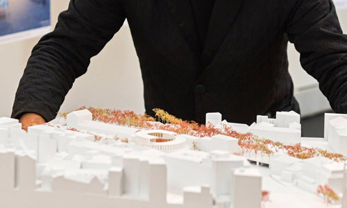 Der japanische Architekt Kengo Kuma präsentiert seine Architekturstudie zum Mehrin im Oktober 2022. Foto: © Patrik Uhlir/IMAGO/CTK (Ausschnitt)