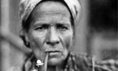 Die Huzulen lebten isoliert im Gebirge der Ostkarpaten von Viehzucht und Forstwirtschaft. Zur Entspannung nach der harten Arbeit wurde Pfeife geraucht – auch von den Frauen. © Narodowe Archiwum Cyfrowe
