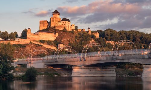 Unterhalb der mittelalterlichen Burg verläuft die moderne Eisenbahnbrücke. Die alte soll bald zur Touristenattraktion werden. © Adobe Stock/Martin