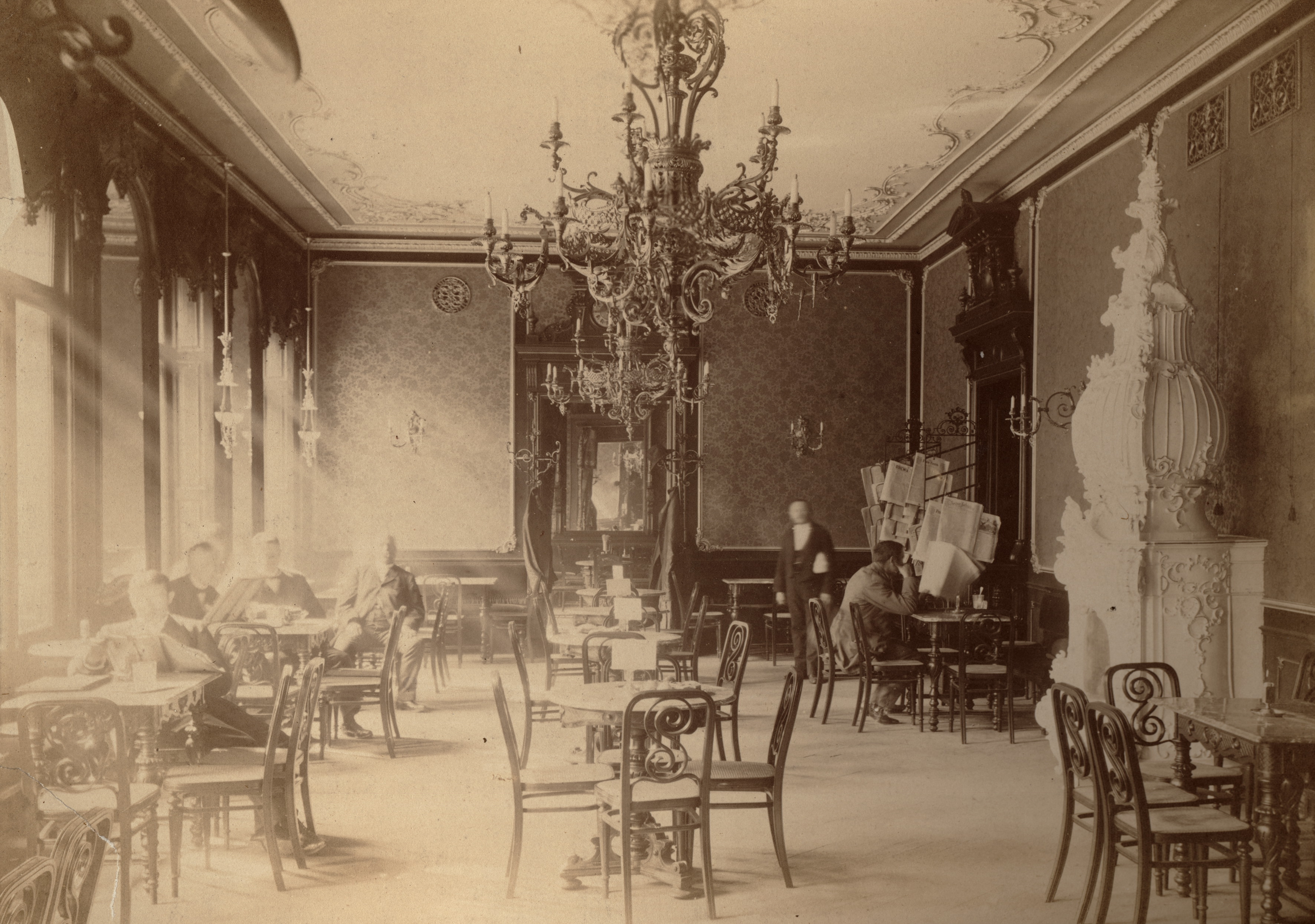 Männliche Besucher dominierten noch in der zweiten Hälfte des 19. Jahrhunderts die Kaffeehäuser, wie im Café Continental am Graben um 1890. © Collection Pavel Scheufler Männliche Besucher dominierten noch in der zweiten Hälfte des 19. Jahrhunderts die Kaffeehäuser, wie im Café Continental am Graben um 1890. © Collection Pavel Scheufler
