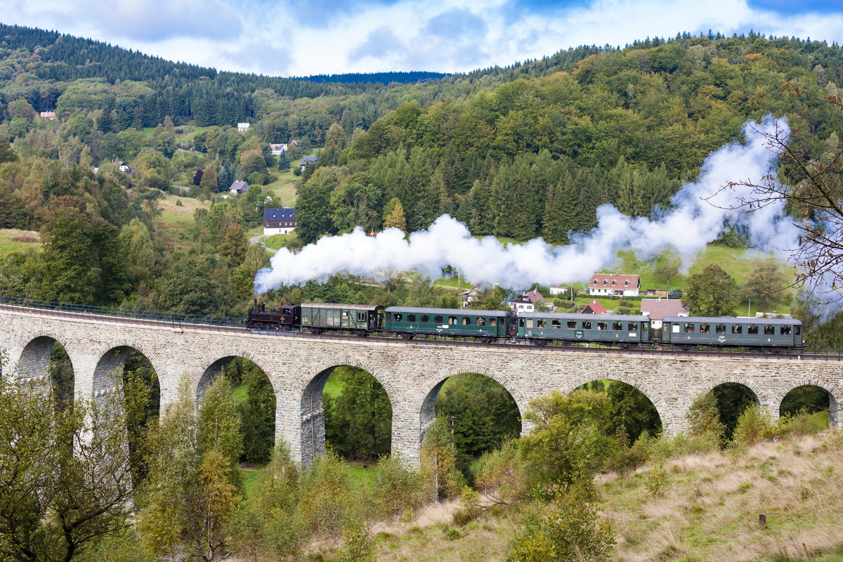 Fast schon romantisch wirken heute mit Dampf angetriebene Lokomotiven, die wie hier auf dem Viadukt im tschechischen Christofsgrund/Kryštofovo Údolí nur noch bei selten fahrenden Nostalgiezügen zum Einsatz kommen. © Richard Semik/AdobeStock Fast schon romantisch wirken heute mit Dampf angetriebene Lokomotiven, die wie hier auf dem Viadukt im tschechischen Christofsgrund/Kryštofovo Údolí nur noch bei selten fahrenden Nostalgiezügen zum Einsatz kommen. © Richard Semik/AdobeStock