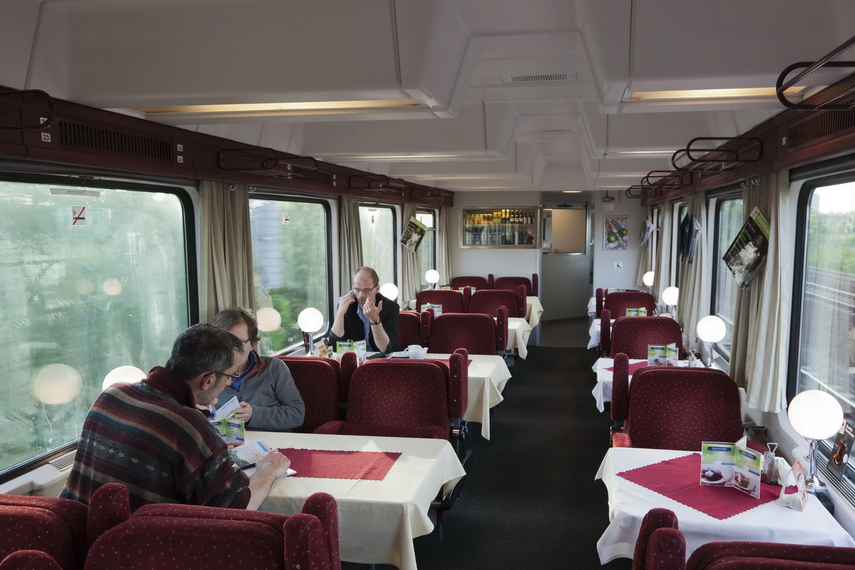 Speisewagen im EuroCity der Tschechischen Eisenbahn zwischen Berlin und Prag. © Robert B. Fishman/imago Speisewagen im EuroCity der Tschechischen Eisenbahn zwischen Berlin und Prag. © Robert B. Fishman/imago