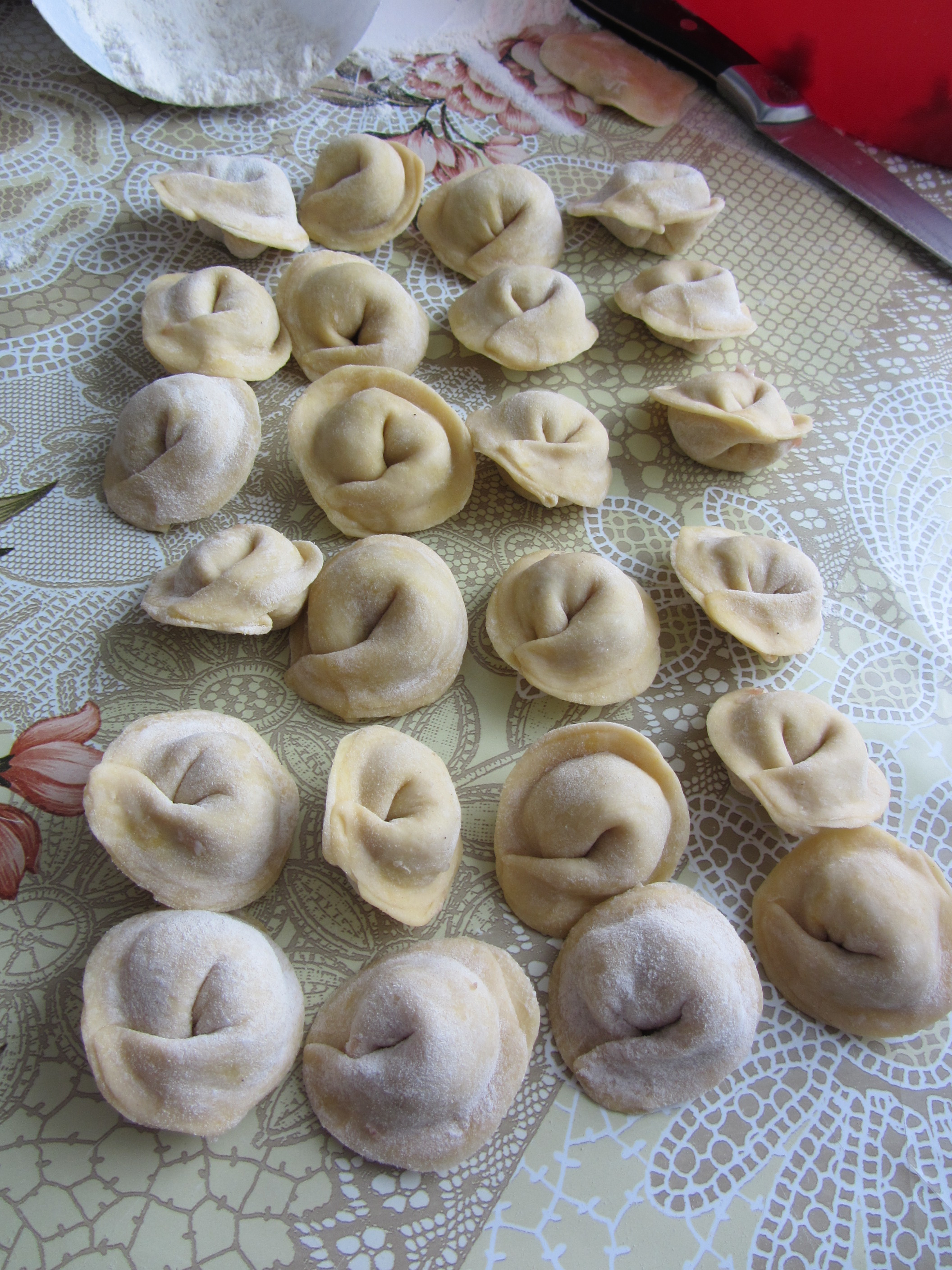 Pelmeni sind in Wasser oder Brühe gekochte und meist mit Fleisch gefüllte Teigtaschen, hier noch ungekocht. © Anna Flack