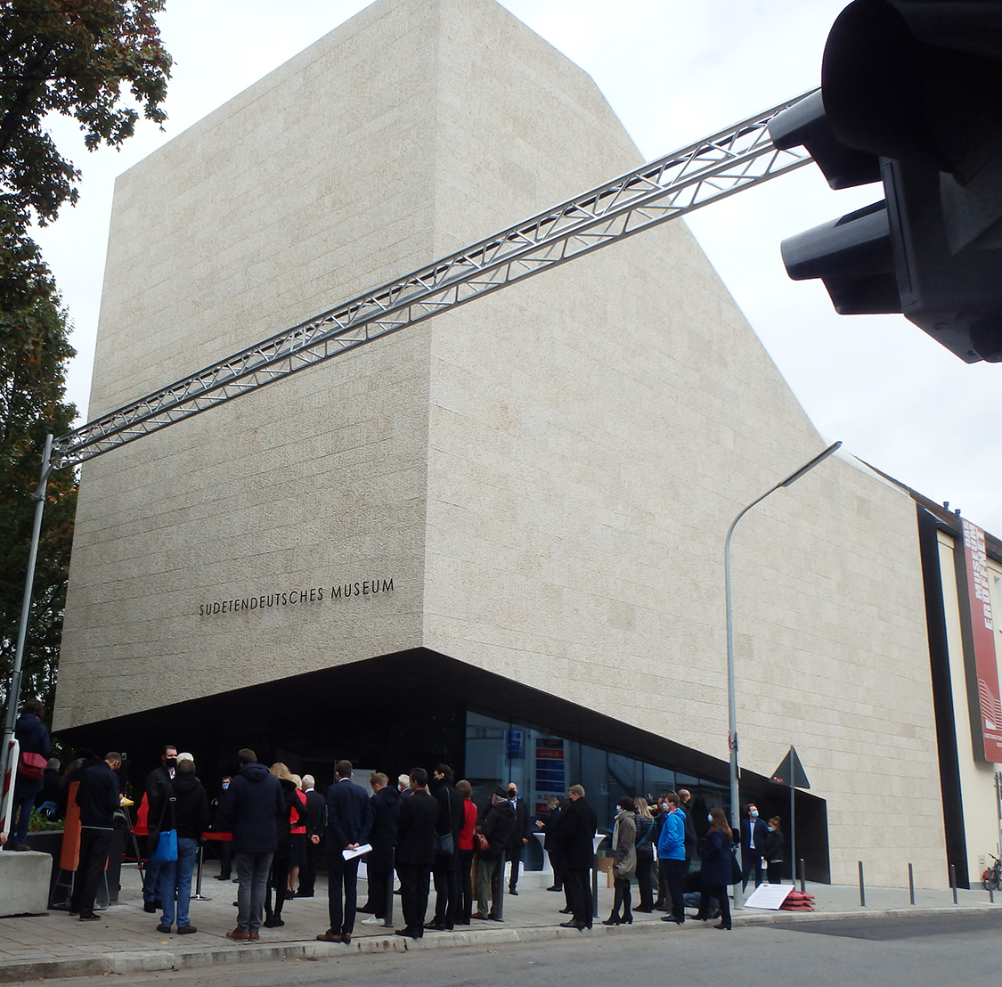 Das Museum ist von außen mit Steinplatten verkleidet. Foto: © Susanne Habel