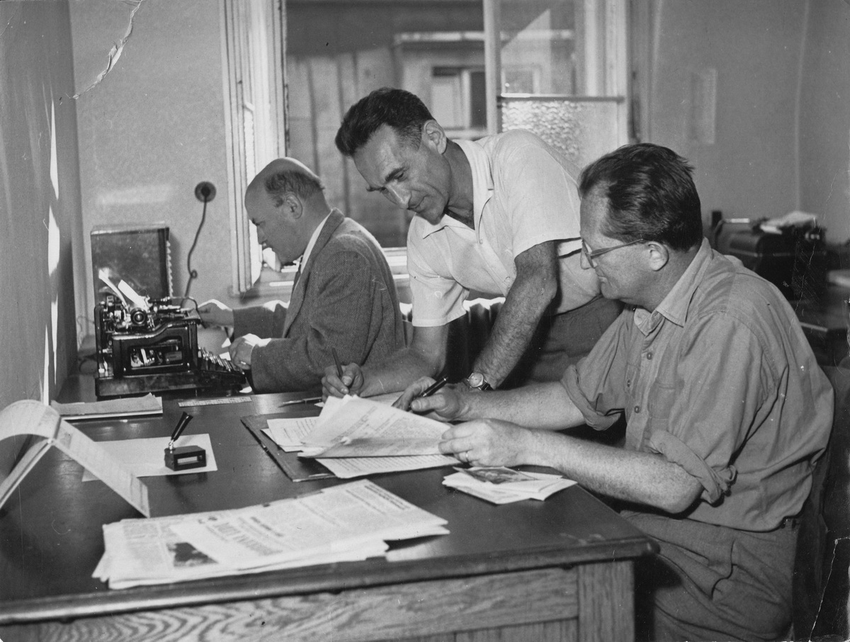 Fritz Schalek (rechts) in der Redaktion der 1951 in der Tschechoslowakei gegründeten deutschsprachigen Zeitung Aufbau und Frieden. Er war ein Aktivist der deutschen Minderheit, der 1970 wegen angeblicher antisozialistischer Umtriebe in Ungnade fiel. Nach 1989 war er erneut politisch in der Minderheit aktiv. © Collegium Bohemicum, Aussig /Ústí nad Labem Fritz Schalek (rechts) in der Redaktion der 1951 in der Tschechoslowakei gegründeten deutschsprachigen Zeitung Aufbau und Frieden. Er war ein Aktivist der deutschen Minderheit, der 1970 wegen angeblicher antisozialistischer Umtriebe in Ungnade fiel. Nach 1989 war er erneut politisch in der Minderheit aktiv. © Collegium Bohemicum, Aussig /Ústí nad Labem