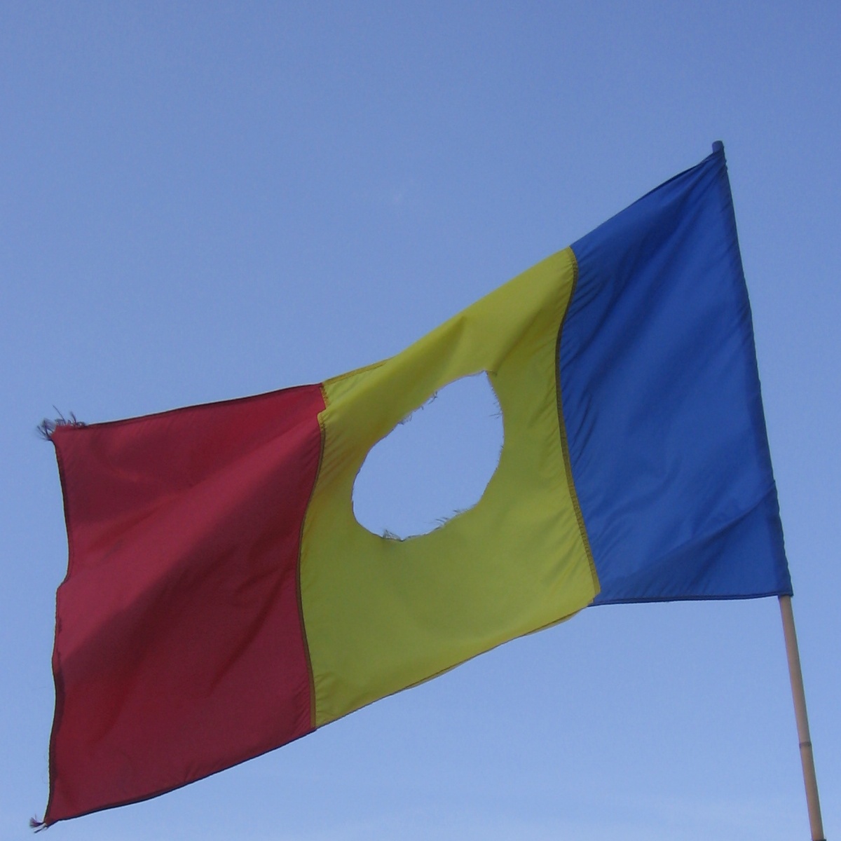 Die Flagge ohne Wappen des sozialistischen Rumäniens gilt als Zeichen der Revolution von 1989. © Julo /Wiki- commons Die Flagge ohne Wappen des sozialistischen Rumäniens gilt als Zeichen der Revolution von 1989. © Julo /Wiki- commons