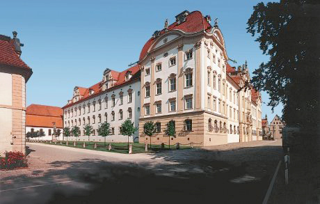 Der Westflügel des barocken Deutschordensschlosses in Ellingen, in dem das Kulturzentrum Ostpreußen seinen Sitz hat. Der Westflügel des barocken Deutschordensschlosses in Ellingen, in dem das Kulturzentrum Ostpreußen seinen Sitz hat.