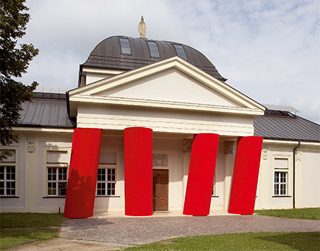 Fassade mit Säuleninstallation »Venceremos/Sale« von Magdalena Jetelová, 2006, © Magdalena Jetelová Fassade mit Säuleninstallation <i>Venceremos/Sale</i> von Magdalena Jetelová, 2006, © Magdalena Jetelová