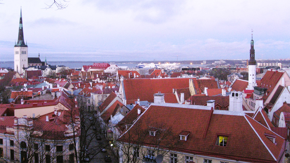  Reval/Tallinn: links die Olaikirche, dank dessen Höhe die Hansestadt schon von Weiten auf See zu erkennen war, rechts die Heilig-Geist-Kirche, in der Stadtrat vor seinen Sitzungen im Rathaus zur Messe zusammenkam und in der ab Mitte des 16 Jahrhunderts die Predigten in estnischer Sprache gehalten wurden. Foto: © Deutsches Kulturforum östliches Europa 