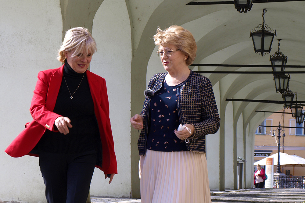 Astrid Cora Fodor (rechts). Screenshot aus dem Film von Christel Ungar-Țopescu (links im Bild)