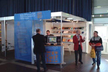 Der Messestand der Bundesarbeitsgemeinschaft Gemeinsames Kulturerbe im östlichen Europa auf der didacta 2005. Foto: © Deutsches Kulturforum östliches Europa Der Messestand der Bundesarbeitsgemeinschaft Gemeinsames Kulturerbe im östlichen Europa auf der didacta 2005. Foto: © Deutsches Kulturforum östliches Europa