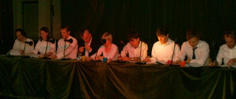 Die Schauspieler von links nach rechts: Mario Mentrup, Verena Busche, Matthias Scherwenikas, Alexander Schröder, Kristina Brons, Lajos Talamonti, Alexis Bug, Christoph Letkowski, Stephan Düe