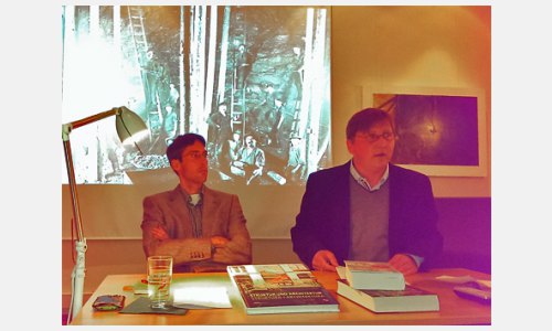 Der Übersetzer Benjamin Voelkel (links) und der Fachlektor Marcin Wiatr stellten das Buch Der Schwarze Garten in der Urania Potsdam vor.