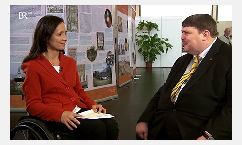 &amp;lt;font style='color: #5f5f5f;'&amp;gt;Screenshot der Sendung »BR extra«: Moderatorin Mirjam Kottmann im Gespräch mit Bernd Posselt, Sprecher der Sudetendeutschen Volksgruppe. Im Hintergrund sind die Tafeln der Wanderausstellung  »Reformation in den böhmischen Länder« zu sehen.&amp;lt;/font&amp;gt;